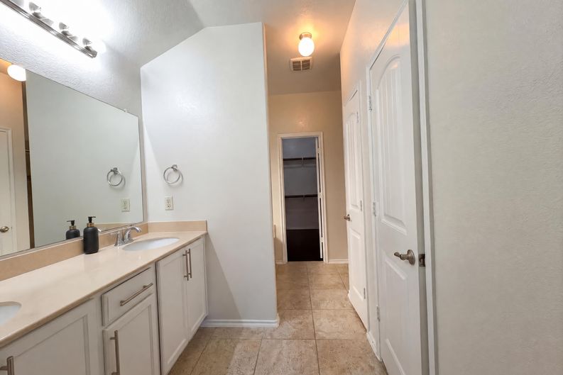 Photo 10 of 17 of 5591 Coventry Dr, Prosper, TX