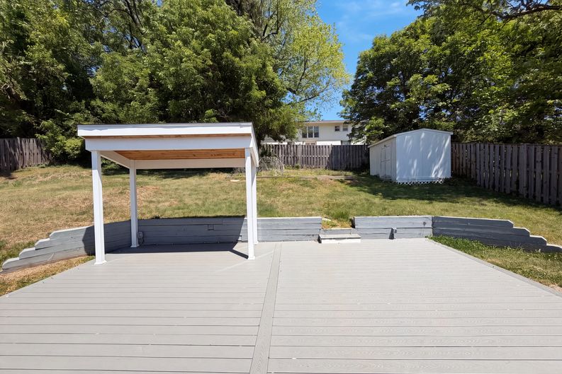 Photo 5 of 24 of 6515 Carriage Dr, Alexandria, VA