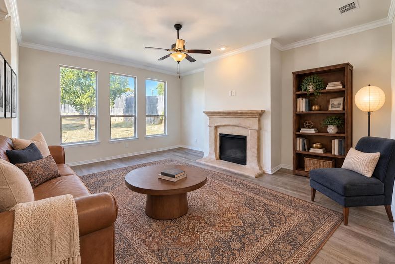 Photo 3 of 28 of 6715 Winding Valley Trl, Rowlett, TX