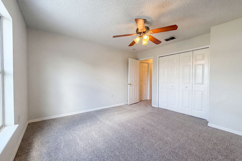 Photo 15 of 26 of 2158 Willesdon Dr W, Jacksonville, FL