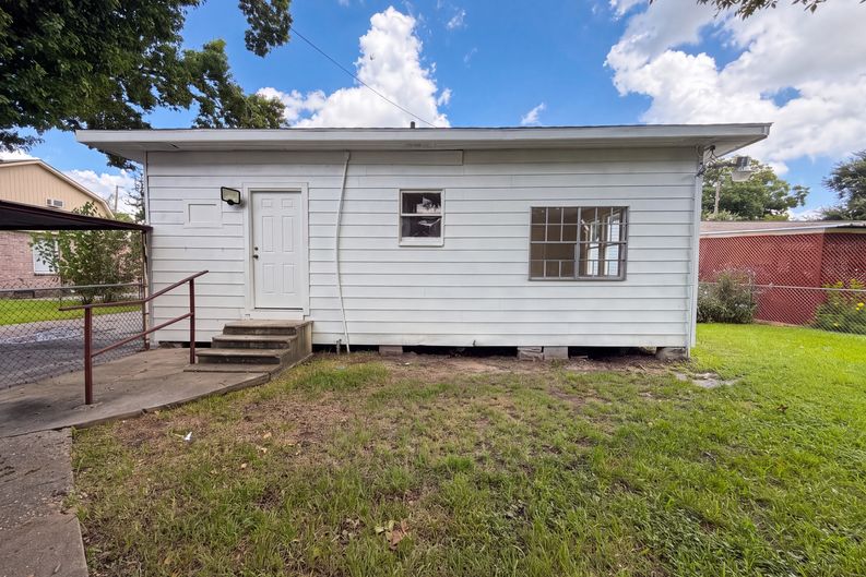 Photo 17 of 26 of 714 Bolling Ln, Houston, TX