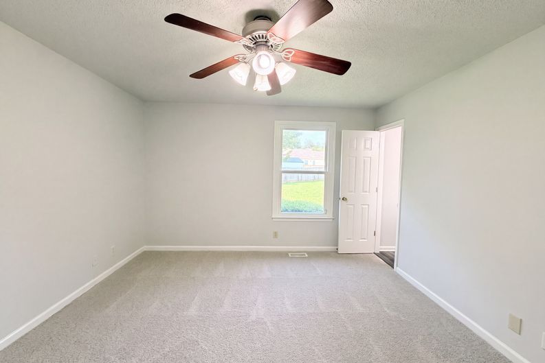 Photo 7 of 18 of 1227 Crystal Dr, Clarksville, TN