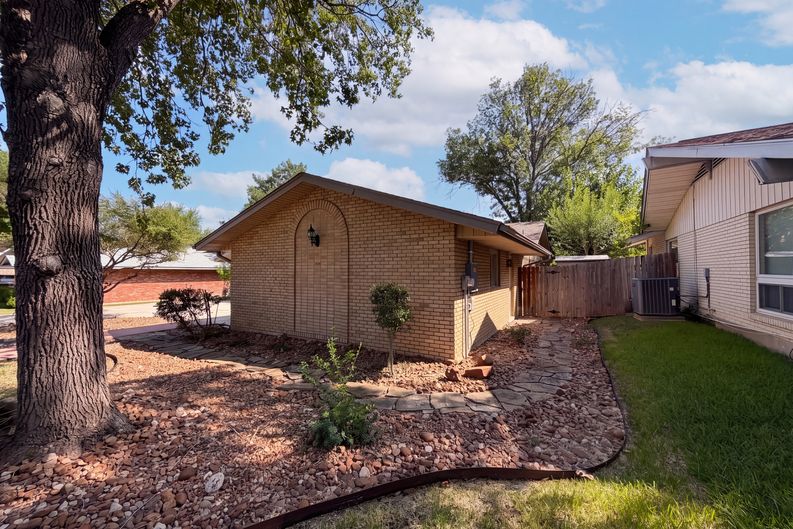 Photo 18 of 21 of 326 De Soto Dr, Universal City, TX