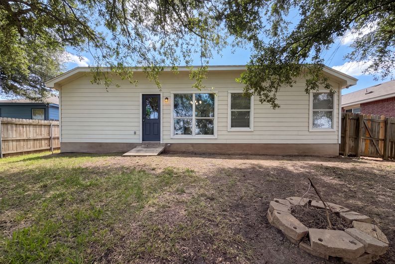 Photo 5 of 21 of 109 Eagle Dr, Luling, TX