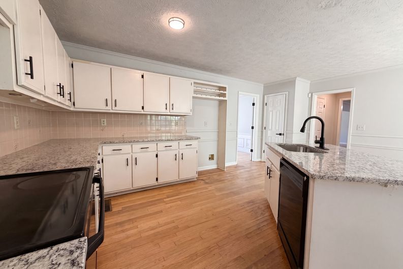 Photo 16 of 22 of 1033 Chestnut Hill Cir SW, Marietta, GA