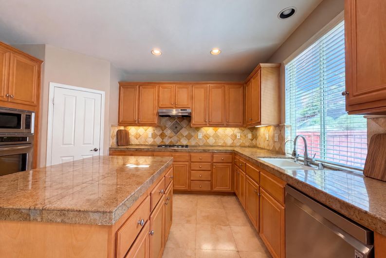 Photo 10 of 32 of 17780 Sweetgum Ln, Canyon Country, CA