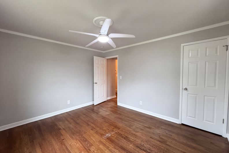 Photo 8 of 21 of 9122 Neil Dr, Cincinnati, OH