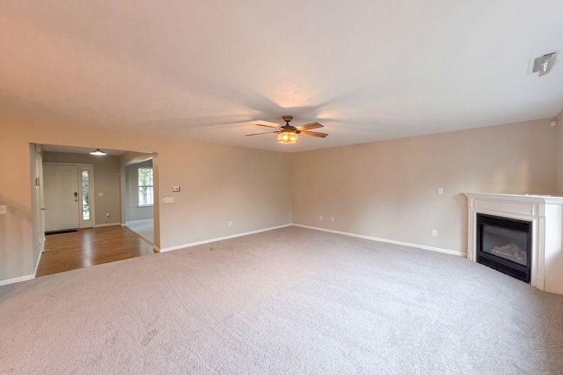 Photo 9 of 23 of 10605 Dunes Ct, Indianapolis, IN