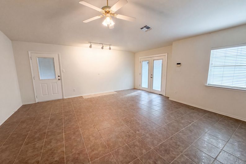 Photo 6 of 21 of 109 Eagle Dr, Luling, TX