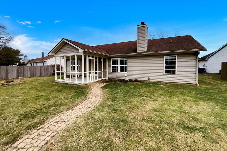 Photo 5 of 24 of 6614 Sparrowood Dr, Indianapolis, IN
