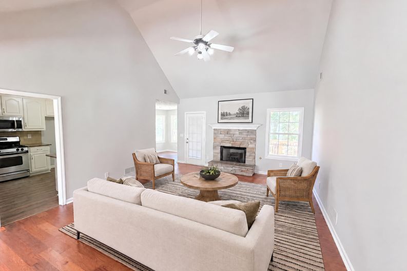 Photo 9 of 35 of 1396 Bramlett Forest Ct, Lawrenceville, GA