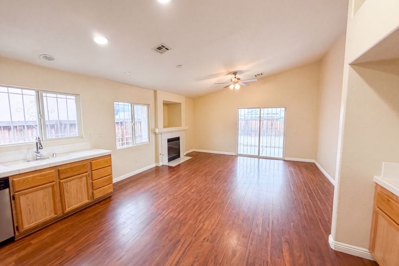 Photo 6 of 27 of 18792 Dogwood Ct, Adelanto, CA
