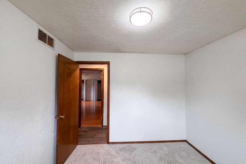 Photo 15 of 25 of 1015 Kingsway Dr, Lorain, OH