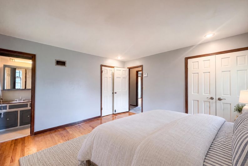 Photo 16 of 27 of 6916 N Overland Dr, Kansas City, MO