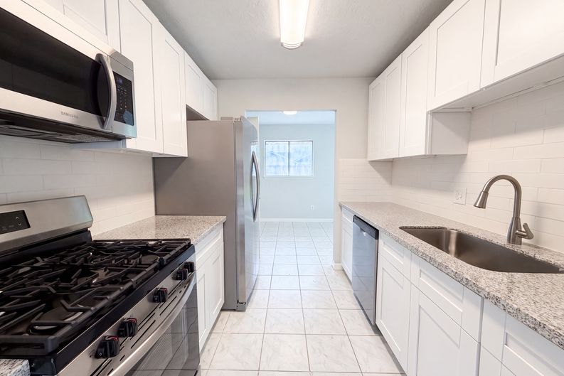 Photo 7 of 18 of 12510 Daventry Ln, Houston, TX