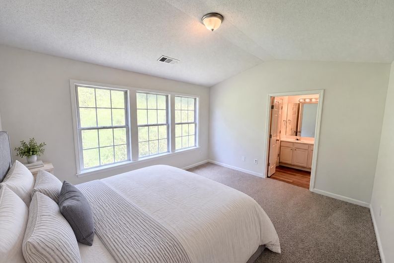 Photo 4 of 30 of 9155 Nesbit Ferry Rd, Alpharetta, GA