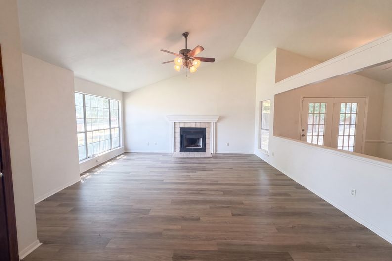 Photo 3 of 16 of 710 Brazos Dr, Temple, TX