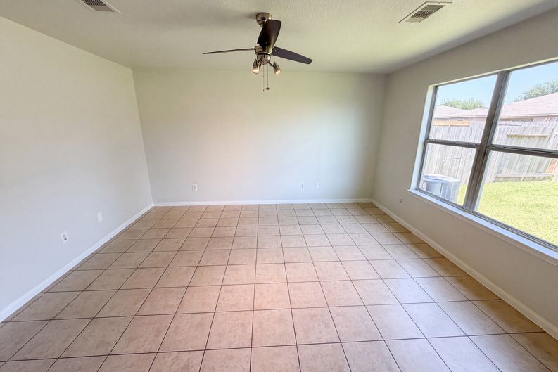 Photo 3 of 19 of 907 Amaryllis Rd, Baytown, TX