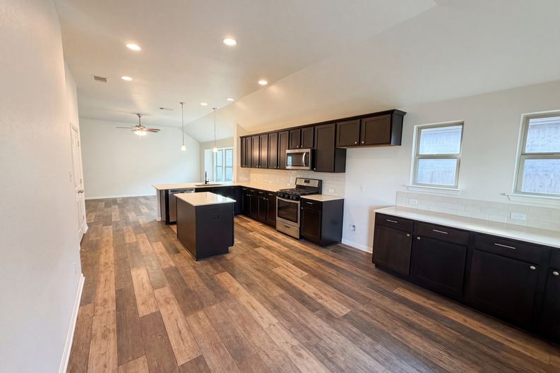 Photo 13 of 19 of 543 Tanda Ln, Hutto, TX