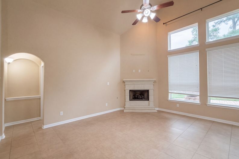 Photo 4 of 40 of 9003 Newcroft Ct, Tomball, TX