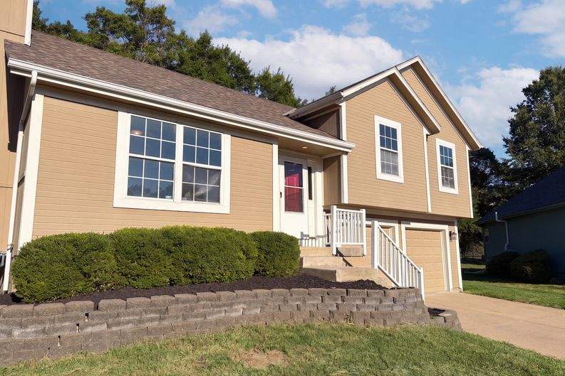 Photo 22 of 25 of 801 Courtland Ct, Belton, MO