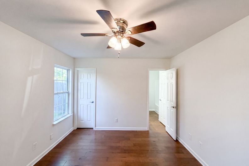 Photo 4 of 17 of 10933 Pointer Ridge Dr, Charlotte, NC