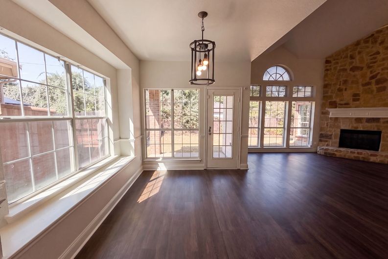 Photo 8 of 29 of 1803 High Meadow St, Glenn Heights, TX