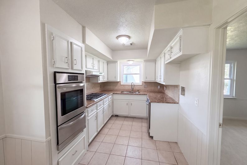 Photo 3 of 19 of 609 Heather Ln, Friendswood, TX