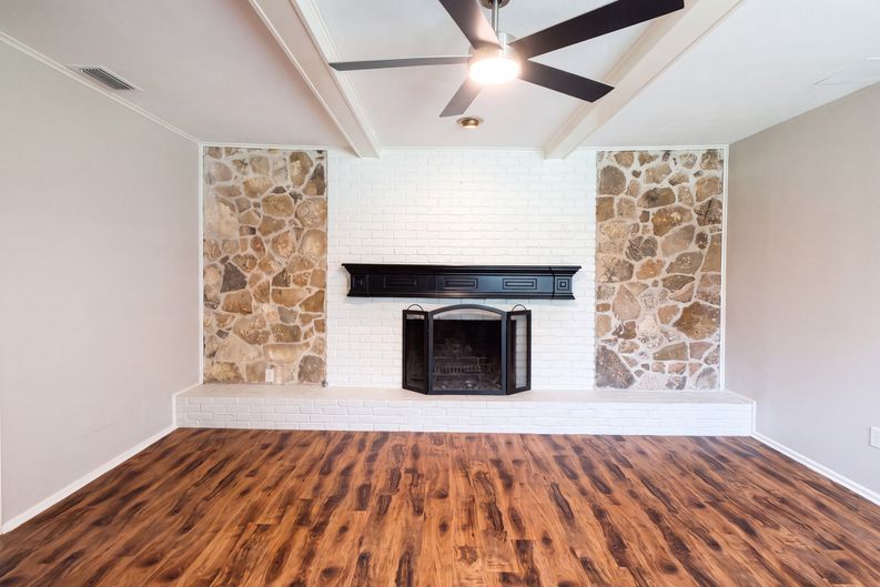 Photo 3 of 22 of 1618 Woodcrest Ln, Carrollton, TX