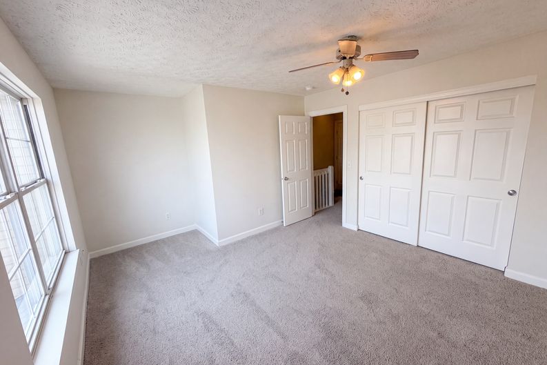 Photo 4 of 22 of 5698 Canehill Ln, Hilliard, OH