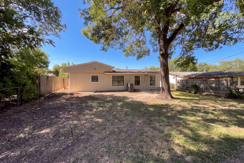 Photo 5 of 22 of 222 Colebrook Dr, San Antonio, TX