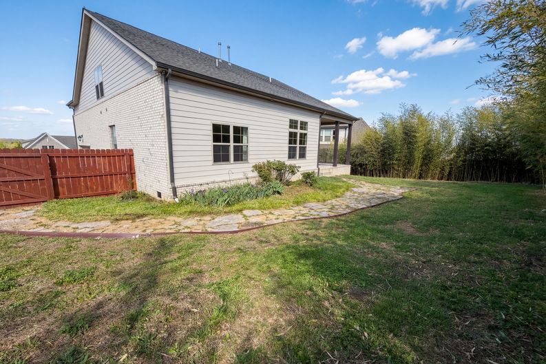 Photo 8 of 30 of 5321 Abbottswood Dr, Smyrna, TN