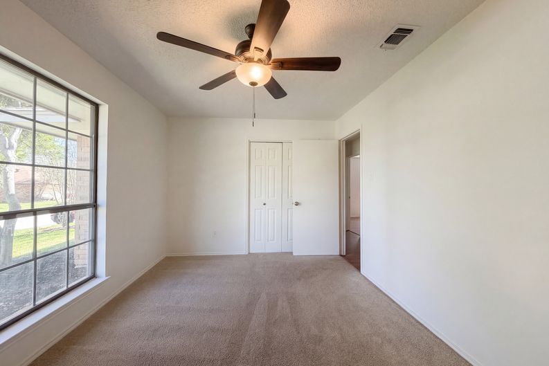 Photo 16 of 19 of 5120 Red River Dr, Arlington, TX