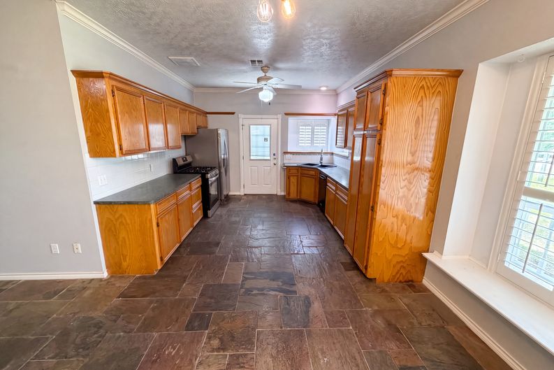 Photo 9 of 19 of 7934 Round Rock Dr, Houston, TX