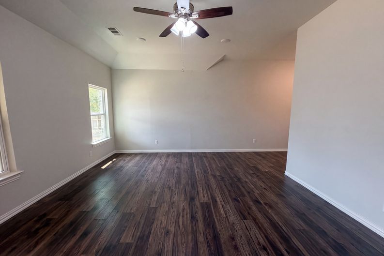 Photo 7 of 17 of 301 E Jefferson St, Palmer, TX