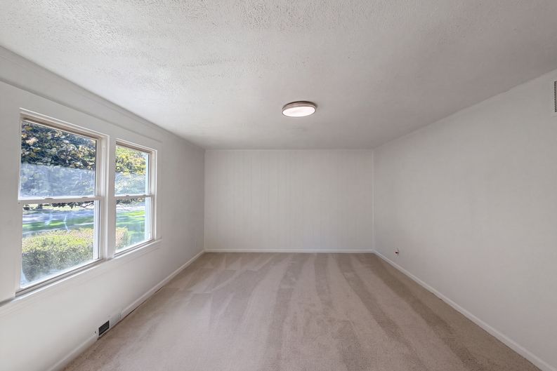Photo 7 of 18 of 9022 Manorford Dr, Cleveland, OH