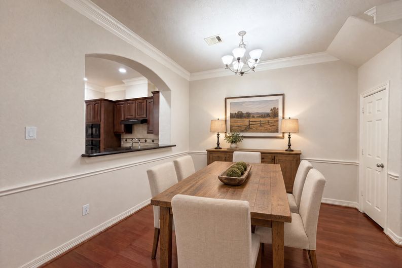 Photo 8 of 21 of 2942 Royal Oaks Crst, Houston, TX