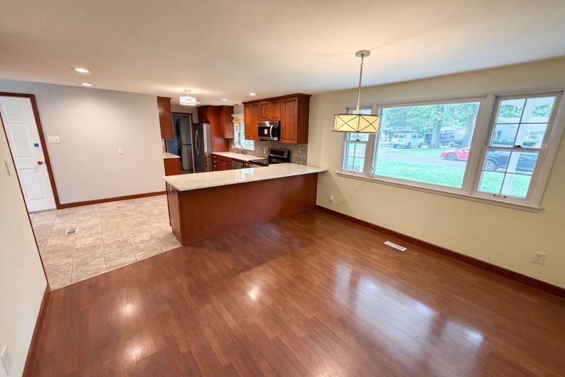 Photo 7 of 23 of 1537 W 74th Pl, Indianapolis, IN