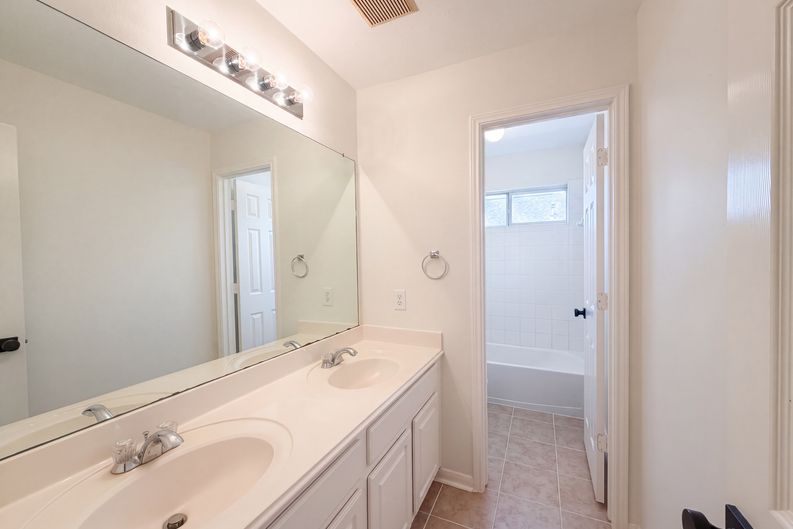 Photo 16 of 38 of 11314 Sailwing Creek Ct, Pearland, TX
