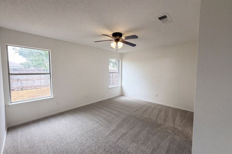 Photo 17 of 31 of 1033 Olivewood Ln, Fort Worth, TX