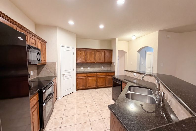 Photo 8 of 20 of 9816 Mullins Crossing Dr, Fort Worth, TX