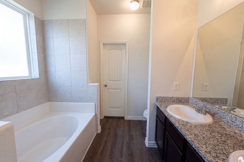 Photo 16 of 21 of 1713 Blue Jay Dr, Ennis, TX
