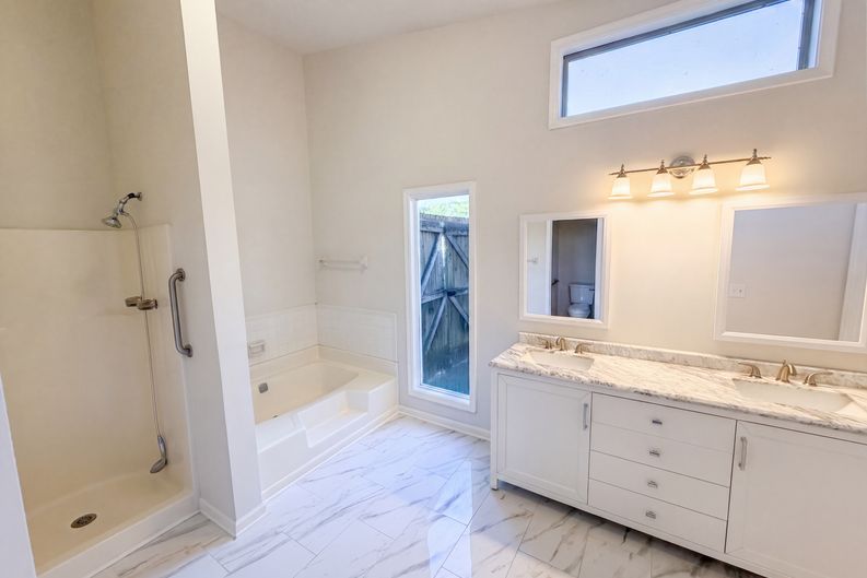 Photo 6 of 30 of 2119 Crystal Lake Dr, Lawrenceville, GA