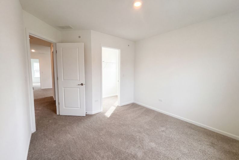 Photo 15 of 21 of 643 Cassia Ct, Crystal Lake, IL