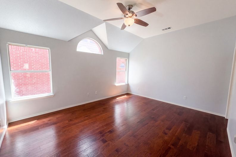 Photo 6 of 20 of 1213 Whitecreek Dr, Glenn Heights, TX