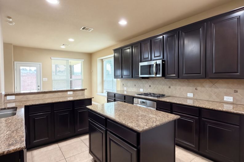 Photo 9 of 40 of 9003 Newcroft Ct, Tomball, TX