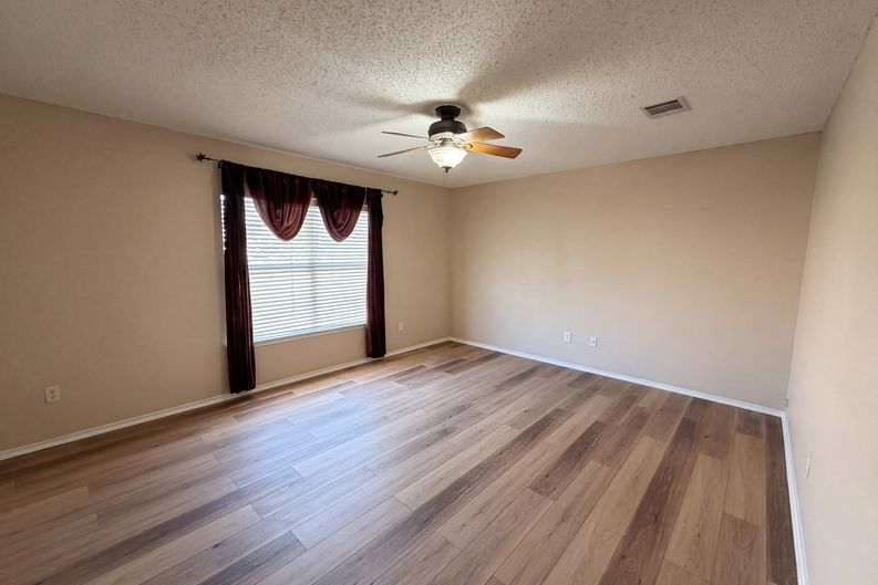 Photo 4 of 22 of 2727 High Point Dr, Round Rock, TX
