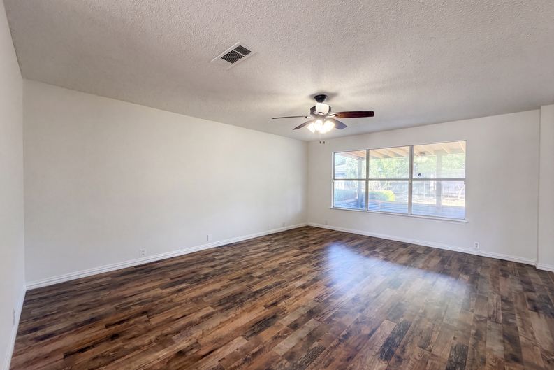 Photo 10 of 30 of 4325 Falcon Dr, Sherman, TX
