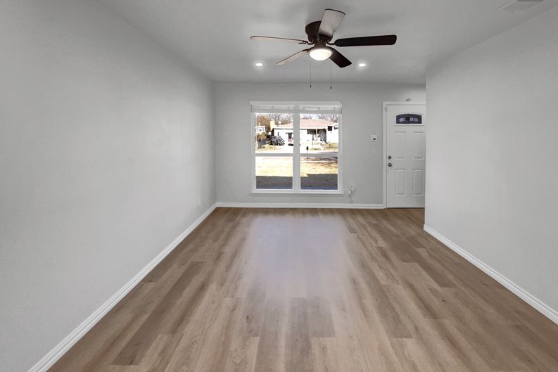 Photo 3 of 16 of 9618 Tamalpais Dr, Dallas, TX