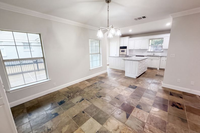 Photo 8 of 23 of 3911 White Settlement Rd, Fort Worth, TX
